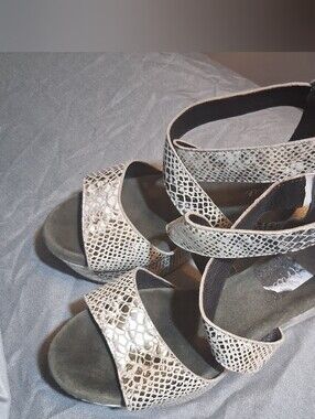 Diba True Busta Move platform wedge sandals Size 8
